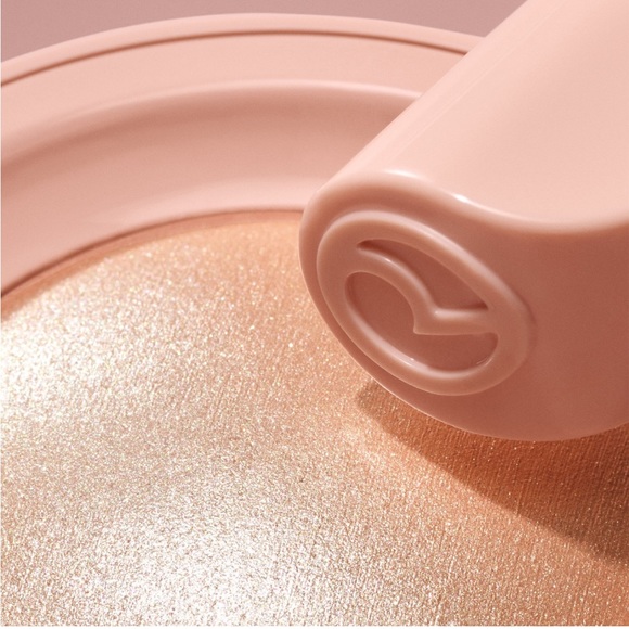 LAST ONE💕 Rare Beauty Positive Light Silky Touch Highlighter Exhilarate - Picture 5 of 10